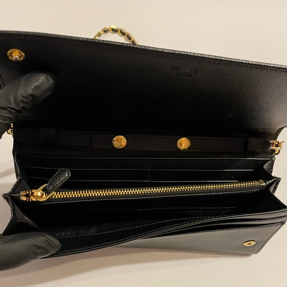 Authentic Prada wallet on chain - Picture 5 of 15